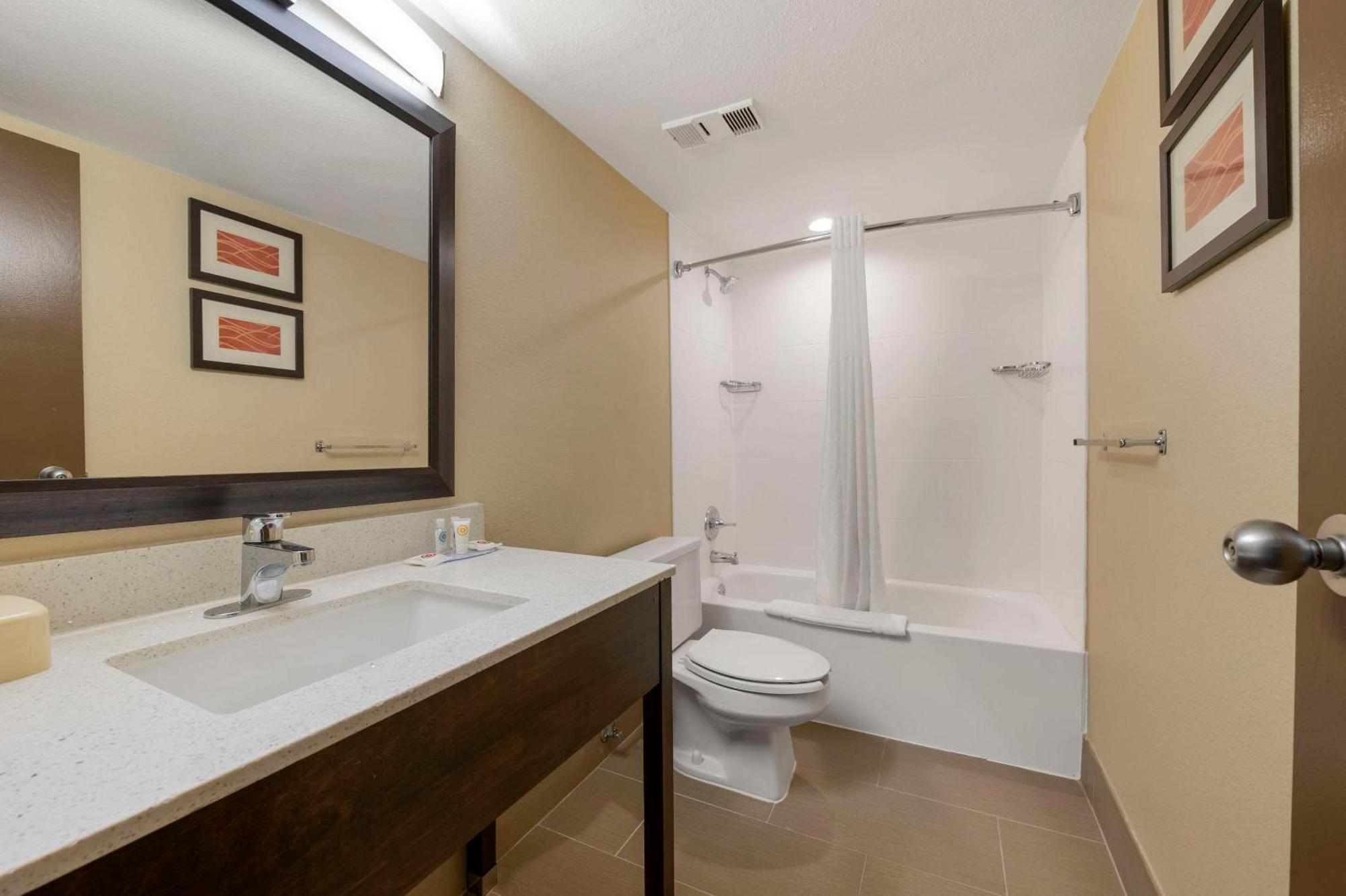Comfort Inn & Suites North At The Pyramids Indianapolis Ngoại thất bức ảnh